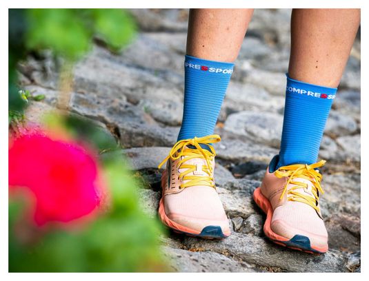 Paire de Chaussettes Compressport Pro Racing Socks v4.0 Run High Bleu / Rose Unisex 