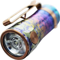 Lampe de poche à LED Fenix E16 Ti Titanium  couleur Bleu fantôme avec batterie Li-ion et câble de chargement micro-USB